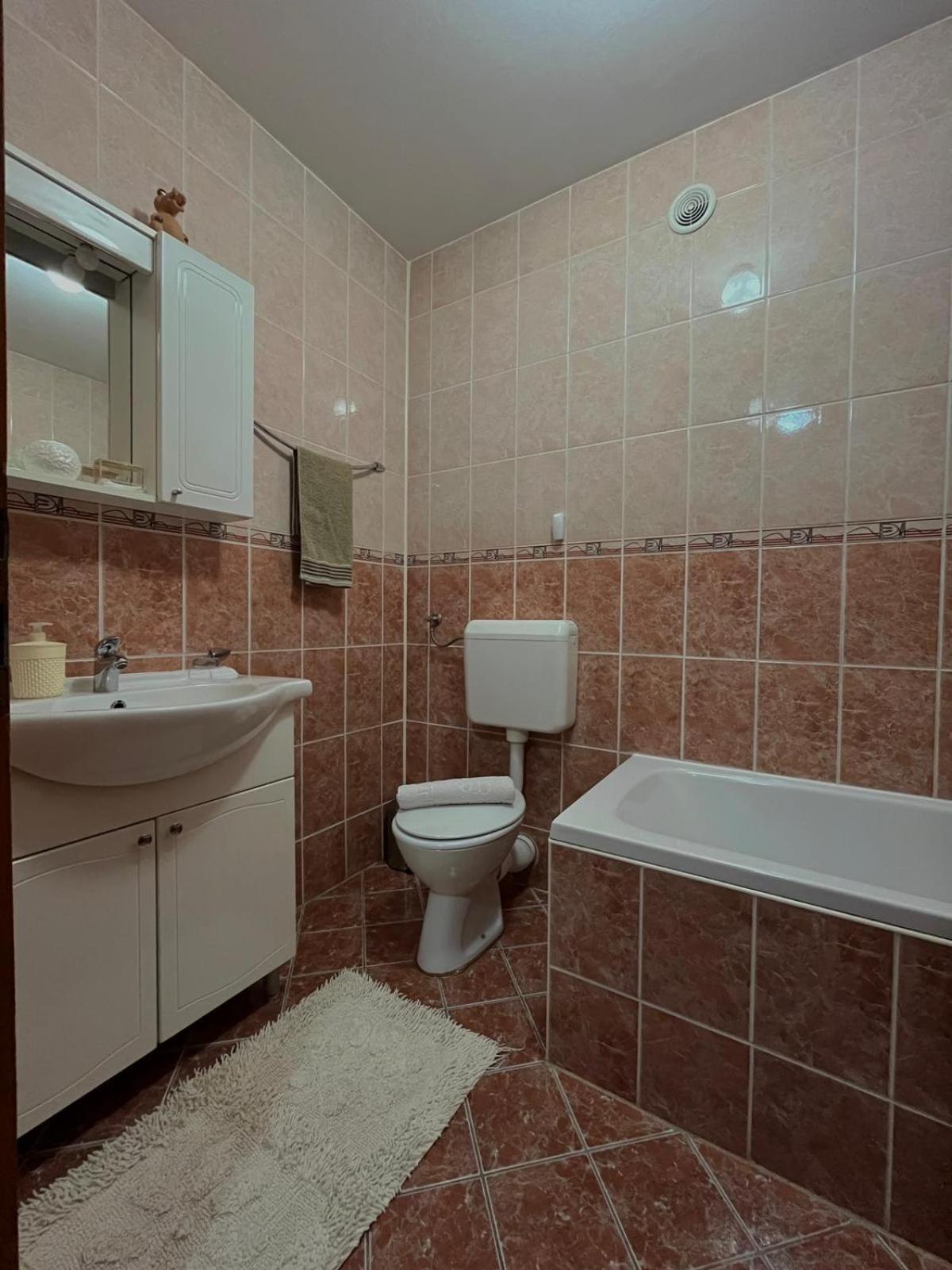 Apartman Basic Добой Екстериор снимка