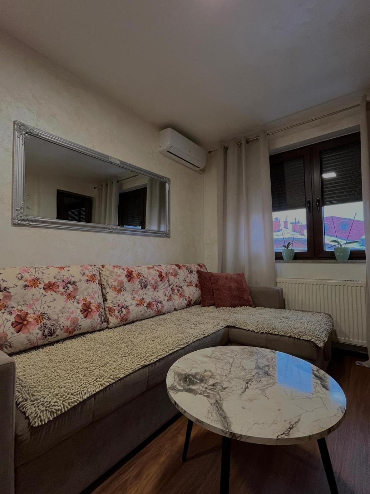 Apartman Basic Добой Екстериор снимка