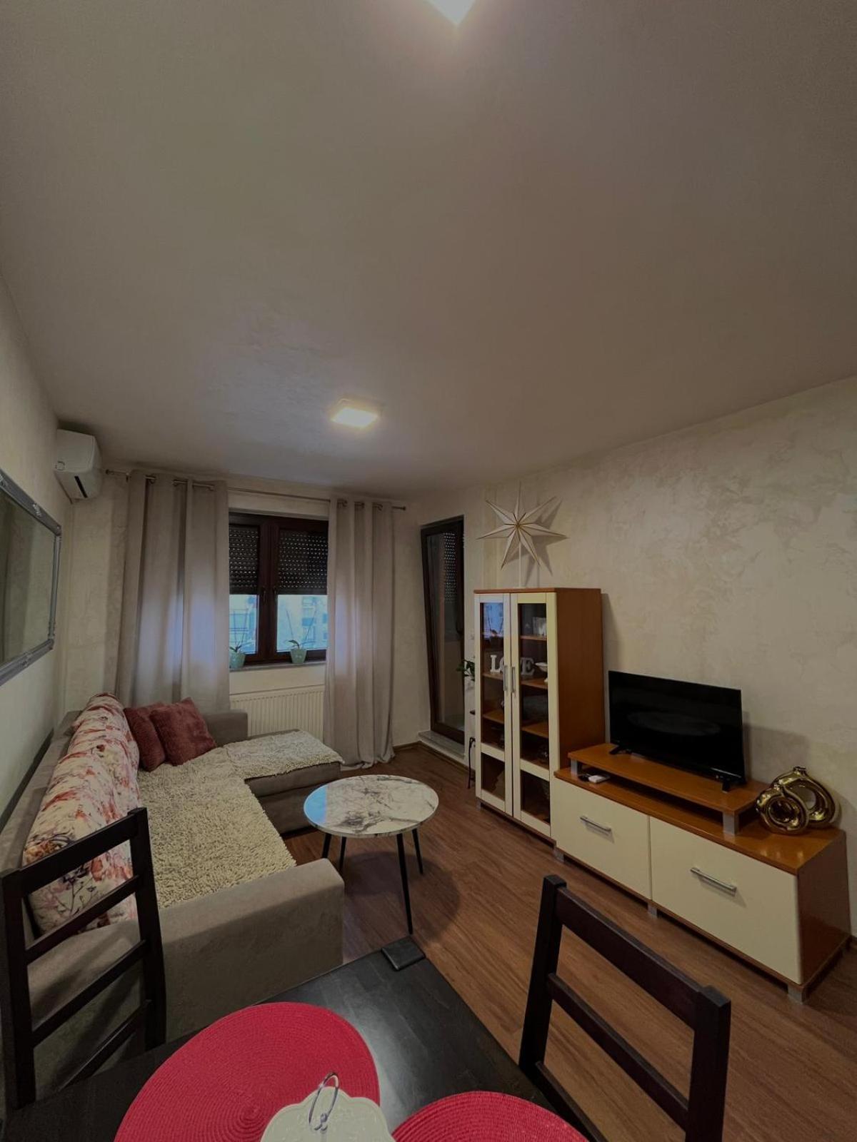 Apartman Basic Добой Екстериор снимка