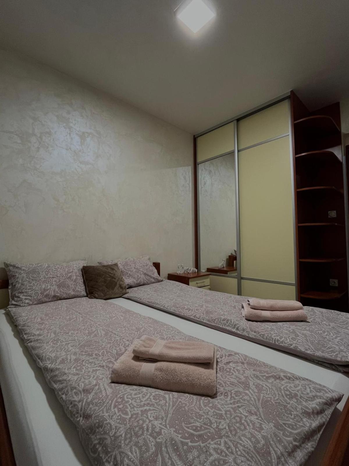 Apartman Basic Добой Екстериор снимка